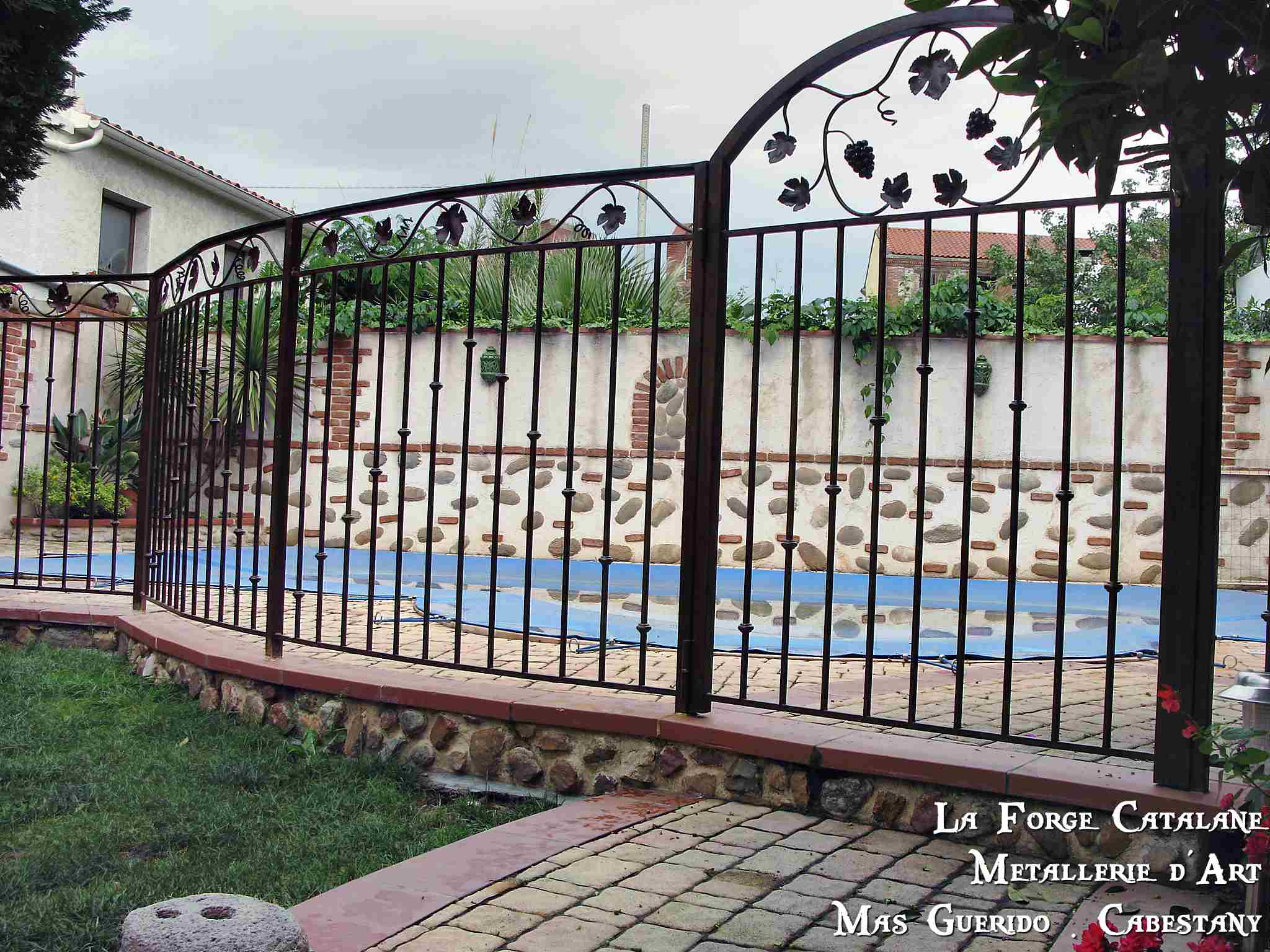 Cloture contour piscine frise sarment vigne travail chaud fer forge catalane 3.jpg